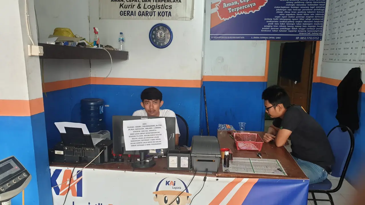 Dua petugas KALog gerai Copong Garut Kota, Kabupaten Garut, Jawa Barat nampak sibuk melakukan rekapitulasi barang pengiriman yang masuk via gerbong kereta api.