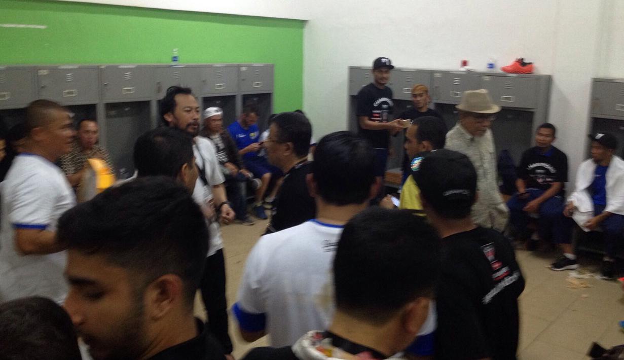 Suasana ruang ganti Persib saat merayakan gelar juara Piala Presiden 2015 di Stadion Utama Gelora Bung Karno, Jakarta, Minggu (18/10/2015). (Bola.com/Tengku Sufiyanto)