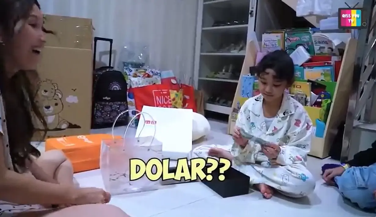 Bilqis tampak senang saat membuka kado dari teman-temannya. Begitu juga saat membuka kado dari Boy William. Bilqis dan Ayu tampak kaget karena kotak warna hitam tersebut berisi dollar. "Dollar" kata Ayu Ting Ting. [Youtube/Qiss You TV]