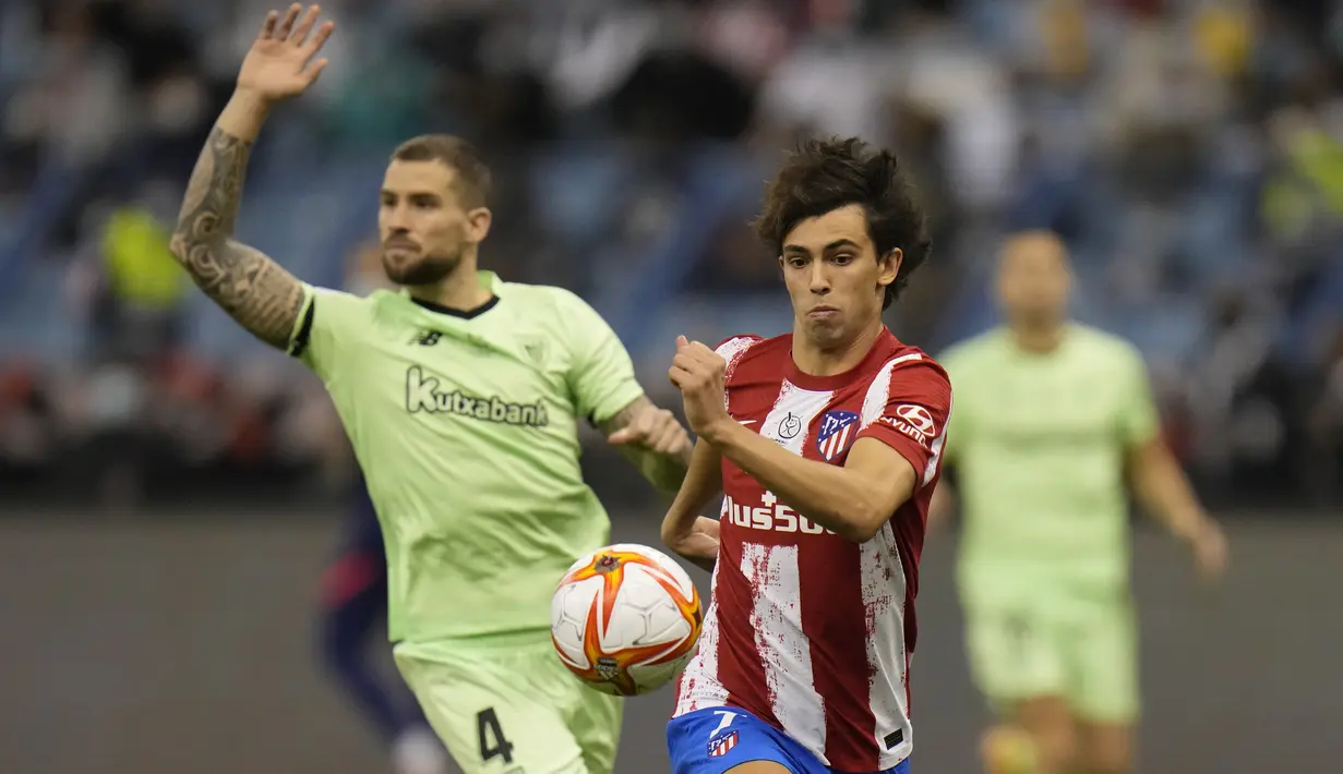 Penyerang Atletico Madrid Joao Felix beraksi di depan bek Athletic Bilbao Inigo Martinez pada semifinal Piala Super Spanyol 2022 di Stadion Raja Fahd, Arab Saudi, Jumat (14/1/2022) dinihari WIB. Athletic Bilbao membuat kejutan dengan mendepak Atletico Madrid 2-1. (AP Photo/Hassan Ammar)