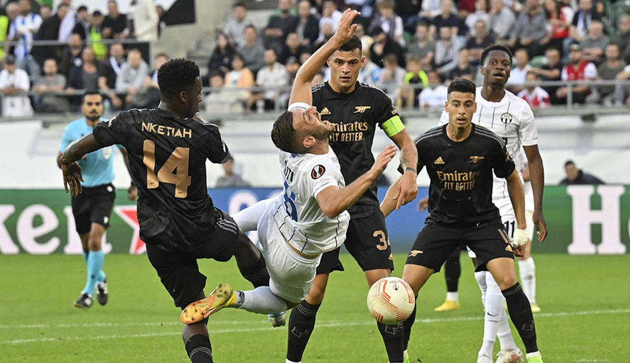 Pemain FC Zurich, Fidan Aliti, terjatuh saat berusaha melewati hadangan pemain Arsenal pada laga Liga Europa di Stadion Kybunpark, Jumat (9/9/2022). (Gian Ehrenzeller/Keystone via AP)