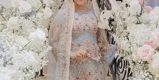 Sebelum melangsungkan akad nikah, pasangan Erina-Kaesang menjalani beberapa prosesi. Diawali dengan pengajian, Erina Gudono memilih dua busana berbeda. Untuk acara semaan Al-Qur-an, Erina Gudono mengenakan busana rancangan Wiranti Kurnia Bride. Foto: Instagram.