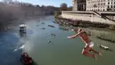 Simone Carabella dari Italia melakukan terjun bebas ke sungai Tiber dari Jembatan Cavour di Roma, Selasa (1/1). Tradisi melompat dari jembatan setinggi 18 meter  dan menyelam ke sungai tersebut sebagai bentuk perayaan tahun baru. (AP/Riccardo De Luca)