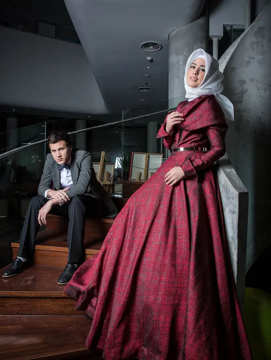 Risty Tagor; Hijab,dress dan sarung tangan by by Normamoi IG @normahauri, kalung by number9 IG @nubernineonline. Stuart Collin:  blazer by Yudhistira IG @yudhistira_tyra. Make up by Devrio, Fashion Stylist Iwan Latiff. (M. Akrom Sukarya/Bintang.com)