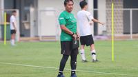 Bima Sakti memimpin sesi latihan Timnas Indonesia U-17 di Lapangan ABC, Kompleks Gelora Bung Karno, Jakarta, Kamis (27/7/2023) pagi. (Bola.com/Abdul Aziz)