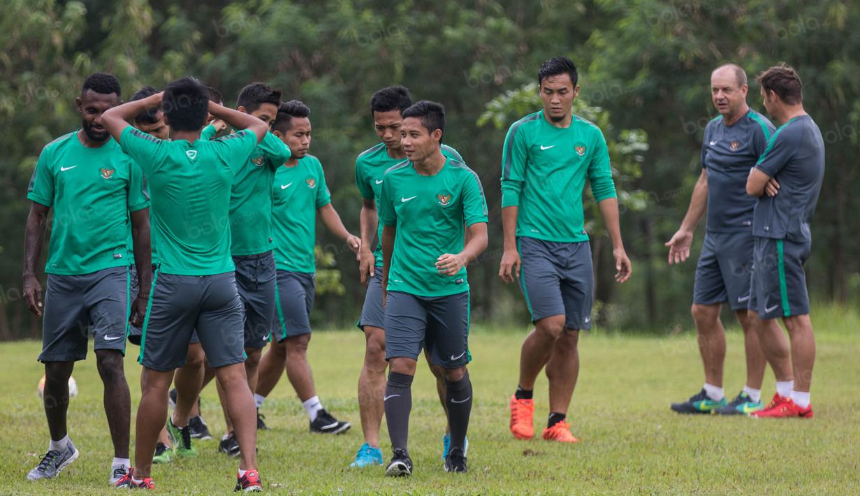 Gelandang Timnas Indonesia, Evan Dimas, berlatih di halaman Hotel Lor In, Jawa Barat, Sabtu (3/12/2016). Pada latihan terakhir pemain Timnas Indonesia hanya berlatih ringan. (Bola.com/Vitalis Yogi Trisna)