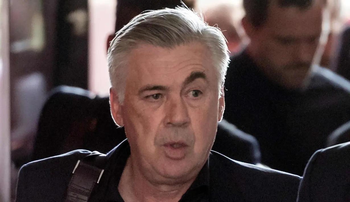 Pelatih Carlo Ancelotti tiba di tempat latihan Bayern Munchen di Munich, Jerman selatan (28/9). Posisi Ancelottakan diserahkan oleh mantan bek internasional Prancis, Willy Sagnol sebagai pelatih sementara. (AFP Photo/dpa/Andreas Gebert/Jerman Out)