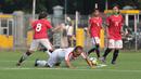 Legenda Indonesia, Zulkarnain Lubis jatuh saat berebut bola dengan pemain Timnas Wanita Indonesia, Susi Susanti (kiri) pada laga uji coba di Lapangan ABC Senayan, Jakarta, Kamis (5/4/2018). Timnas Wanita Indonesia menang 3-2. (Bola.com/Nick Hanoatubun)