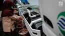 Siswa mencuci tangan saat memperingati Hari Cuci Tangan Pakai Sabun Sedunia di Jakarta, Rabu (17/10). Kegiatan ini juga untuk menanamkan sejak dini perilaku hidup bersih dan sehat agar mengurangi resiko penularan penyakit. (Liputan6.com/Faizal Fanani)