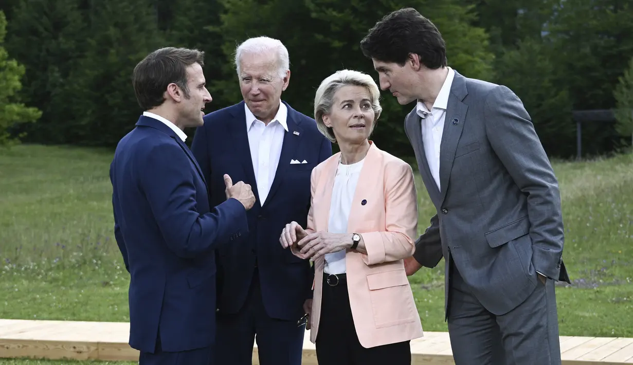 (kiri ke kanan) Presiden Prancis Emmanuel Macron, Presiden AS Joe Biden, Presiden Komisi Eropa Ursula von der Leyen, dan Perdana Menteri Kanada Justin Trudeau berbincang usai foto bersama pada KTT G7 di Castle Elmau, Kruen, dekat Garmisch-Partenkirchen, Jerman , 26 Juni 2022. Kelompok tujuh kekuatan ekonomi terkemuka dunia menggelar pertemuan tahunan di Jerman pada Minggu sampai Selasa. (Brendan Smialowski/Pool via AP)