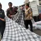 Presiden Joko Widodo melihat barang tekstil impor ilegal di Direktorat Jenderal Bea dan Cukai, Jakarta, Jumat (16/10/2015). Jokowi menyebut, maraknya impor tekstil ilegal merusak industri nasional. (Liputan6.com/Faizal Fanani)