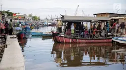 ejumlah warga menggunakan transportasi perahu eretan di kawasan kampung Akuarium, Jakarta, Minggu (12/11). Perahu eretan ini memudahkan warga yang tinggal di wilayah Luar Batang untuk menyeberang menuju kampung Akuarium. (Liputan6.com/Faizal Fanani)