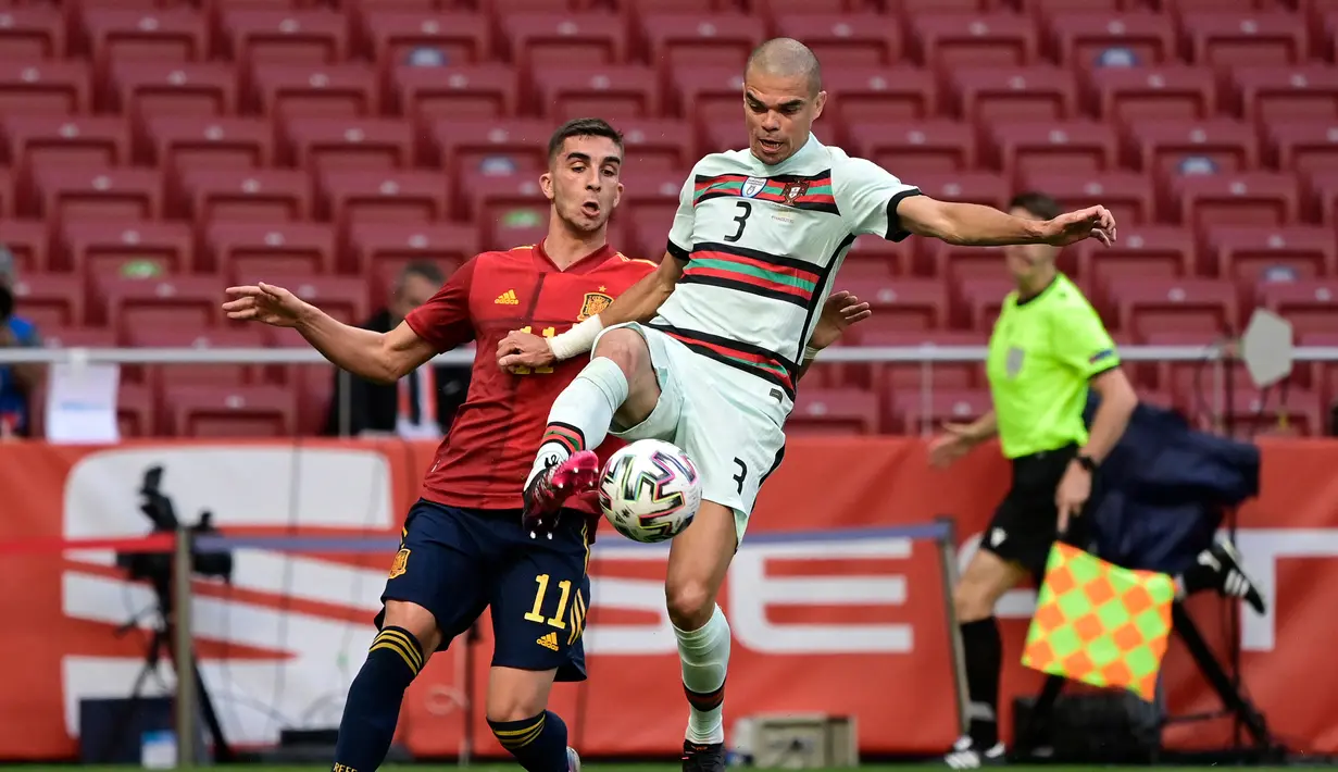 Pepe. Bek Porto berusia 38 tahun ini berandil besar membawa Porto hingga babak perempatfinal Liga Champions musim ini dan tampil dalam 40 laga di semua ajang kompetisi. Dengan mengantongi 114 caps bersama Timnas Portugal jelas merupakan kelebihan tersendiri. (AFP/Javier Soriano)