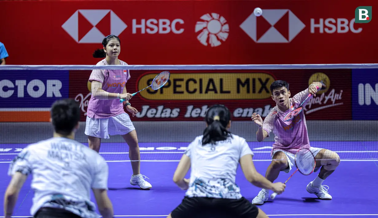<p>Pebulu tangkis ganda campuran Indonesia, Felisha Alberta Pasaribu/Jafar Hidayatullah berusaha mengembalikan kok ke arah pasangan Malaysia, Wong Tien Ci/Lim Chiew Sien dalam laga 32 besar Indonesia Open 2025 di Istora Senayan, Jakarta, Selasa (03/06/2025). (Bola.com/Bagaskara Lazuardi)</p>