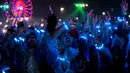 Penonton bersorak saat menonton penampilan band rock Inggris Coldplay pada festival musik Rock in Rio di Rio de Janeiro, Brasil, Minggu (11/9/2022). Coldplay membagikan gelang yang dapat berubah warna dan berkedip mengikuti alunan musik kepada penonton. (AP Photo/Bruna Prado)