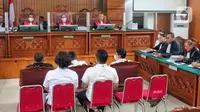 Terdakwa kasus merintangi penyidikan atau 'obstruction of justice' pembunuhan berencana terhadap Brigadir Nopriansyah Yosua Hutabarat atau Brigadir J, Irfan Widyanto mendengarkan keterangan saksi dalam sidang lanjutan di PN Jakarta Selatan, Kamis (10/11/2022). JPU menghadirkan tujuh orang saksi dalam sidang lanjutan dengan terdakwa Irfan Widyanto. (Liputan6.com/Angga Yuniar)