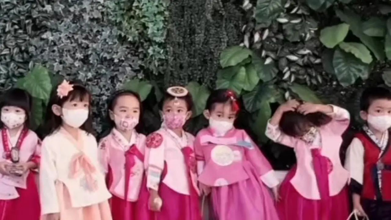 Gunakan Hanbok Korea, Mata Gewa Disebut Mirip Mendiang Glenn Fredly