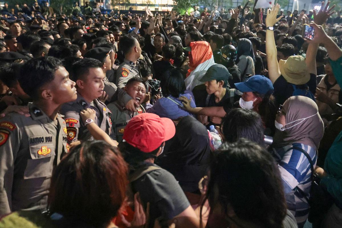 Kericuhan Pecah Saat Demo Sumpah Pemuda di Jalan Sudirman