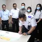 Kemenhub memfasilitasi penyerahan asuransi kepada keluarga pelaut yang meninggal saat bekerja di sebuah kapal berbendera Singapura. (dok: Kemenhub)