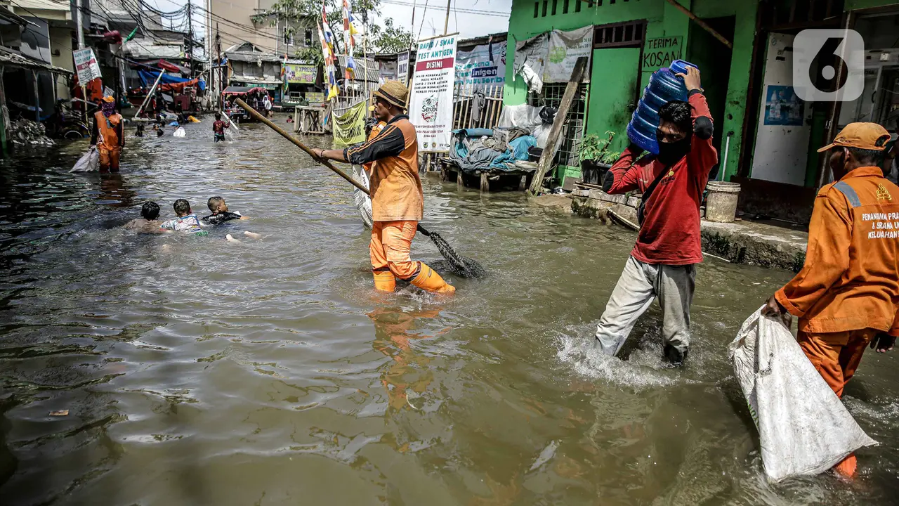 FOTO: Pembersihan Sampah Banjir Rob