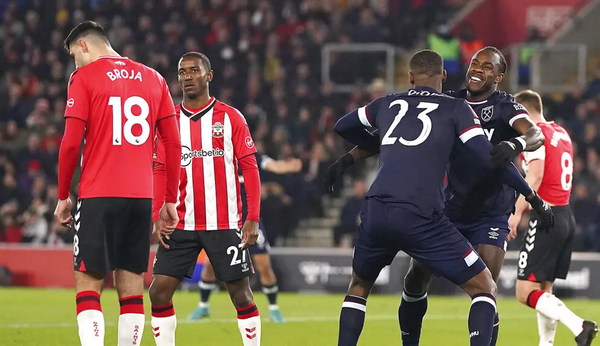 Pemain West Ham Michail Antonio (kanan) merayakan gol pertama timnya ke gawang Southampton pada pertandingan sepak bola putaran kelima Piala FA di Stadion St Mary, Southampton, Inggris, 2 Maret 2022. Southampton menang 3-1. (Adam Davy/PA via AP)