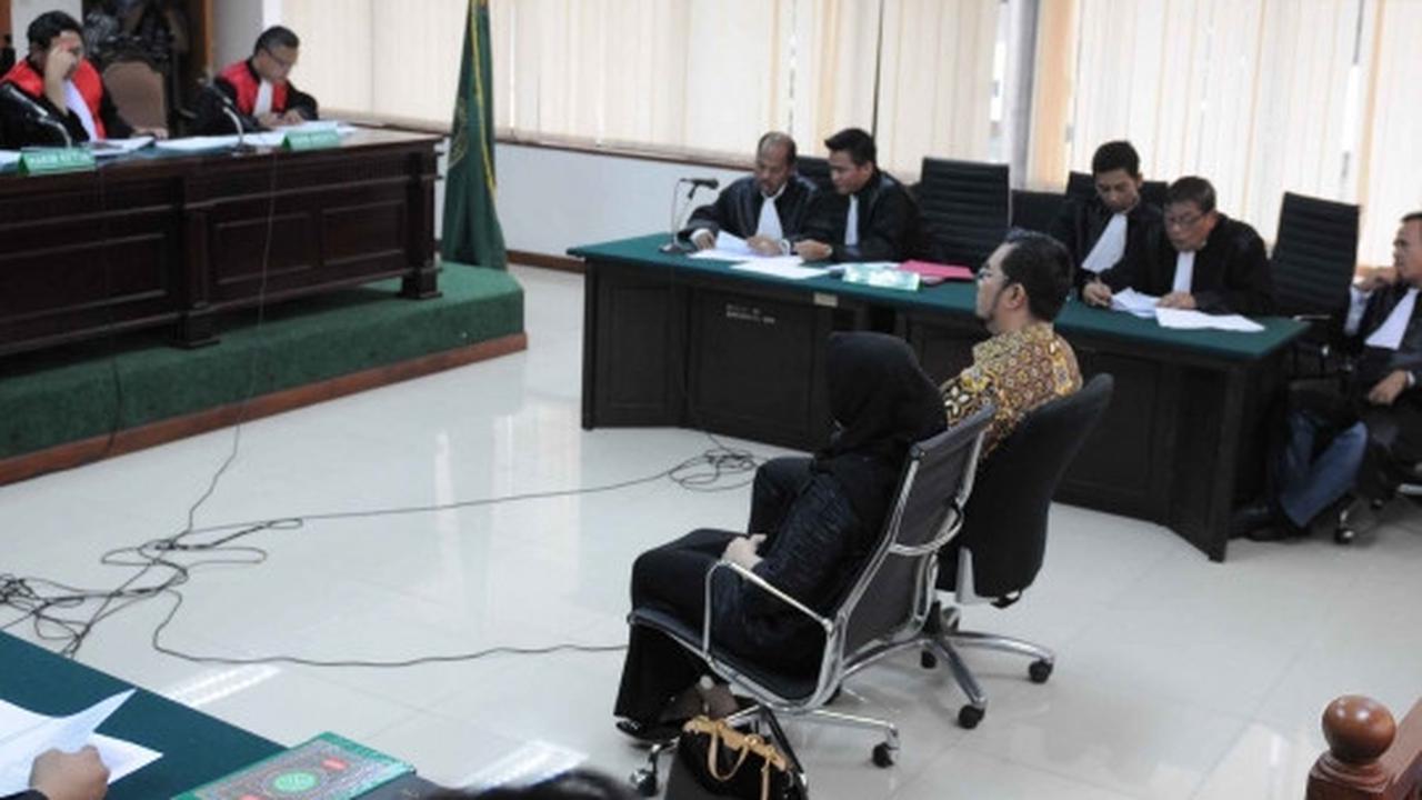 Sidang perdana Bupati Empat Lawang dan istri terkait kasus suap Akil