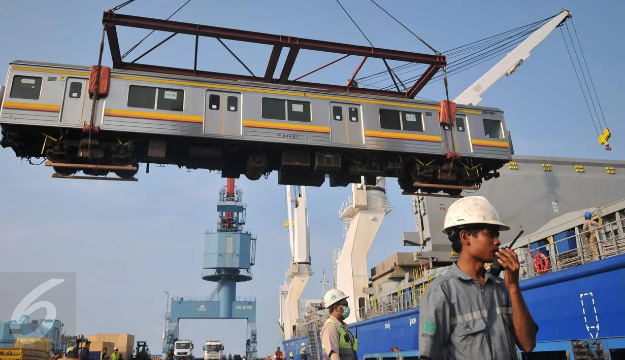 Pekerja memindahkan gerbong KRL dari kapal menggunakan alat berat di Pelabuhan Tanjung Priok, Jakarta, Rabu (6/1). Kedatangan gerbong KRL ini menandai akhir program pengadaan 120 kereta PT KAI Commuter Jabodetabek tahun 2015. (Liputan6.com/Gempur M Surya)