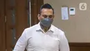 Terdakwa I Gede Ari Astina atau Jerinx SID bersiap menjalani sidang lanjutan kasus pengancaman pada Adam Deni di PN Jakarta Pusat, Jakarta, Senin (14/2/2022).  "Setelah kasus ke dua ini saya ingin tobat," kata Jerinx sebelum sidang di Pengadilan Negeri Jakarta Pusat. (Liputan6.com/Herman Zakharia)