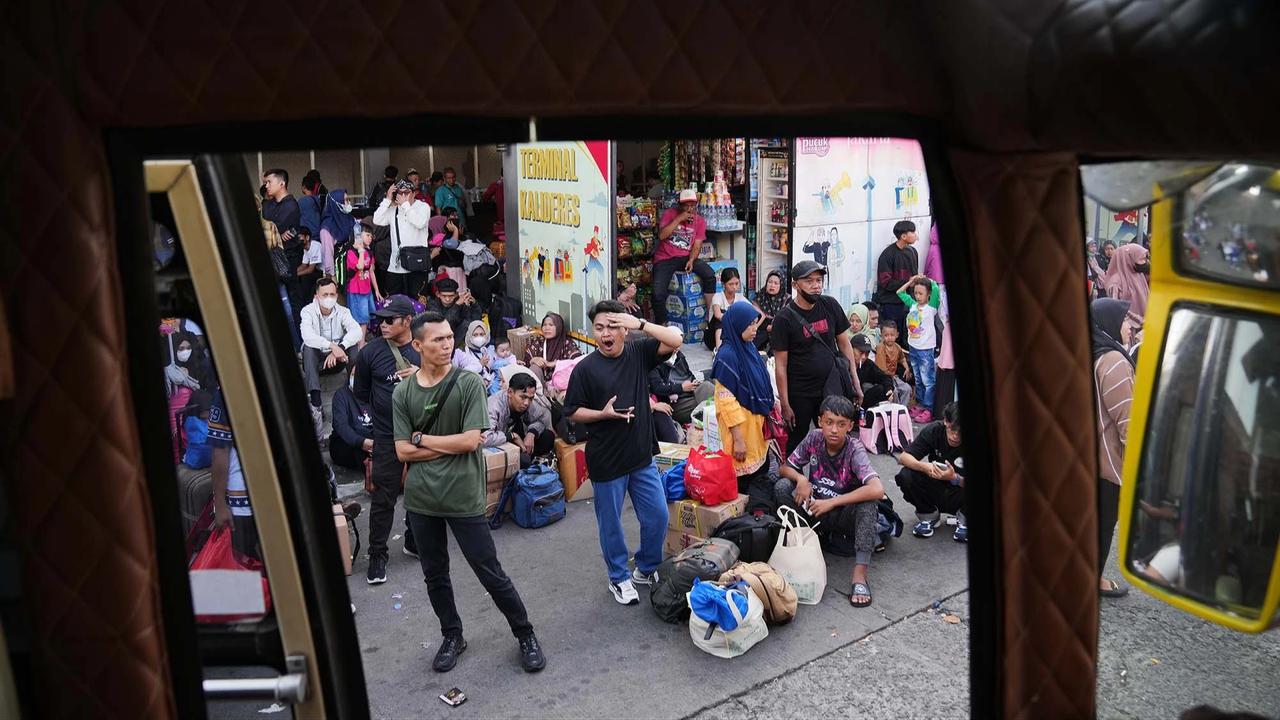 FOTO: Puncak Arus Mudik  di Terminal Kalideres
