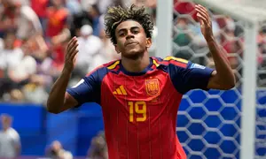 Lamine Yamal dari Spanyol memberi isyarat selama pertandingan babak 32 besar Piala Dunia melawan Austria di Inglewood, California, dekat Los Angeles, Jumat, 3 Juli 2026. (AP Photo/Andre Penner)