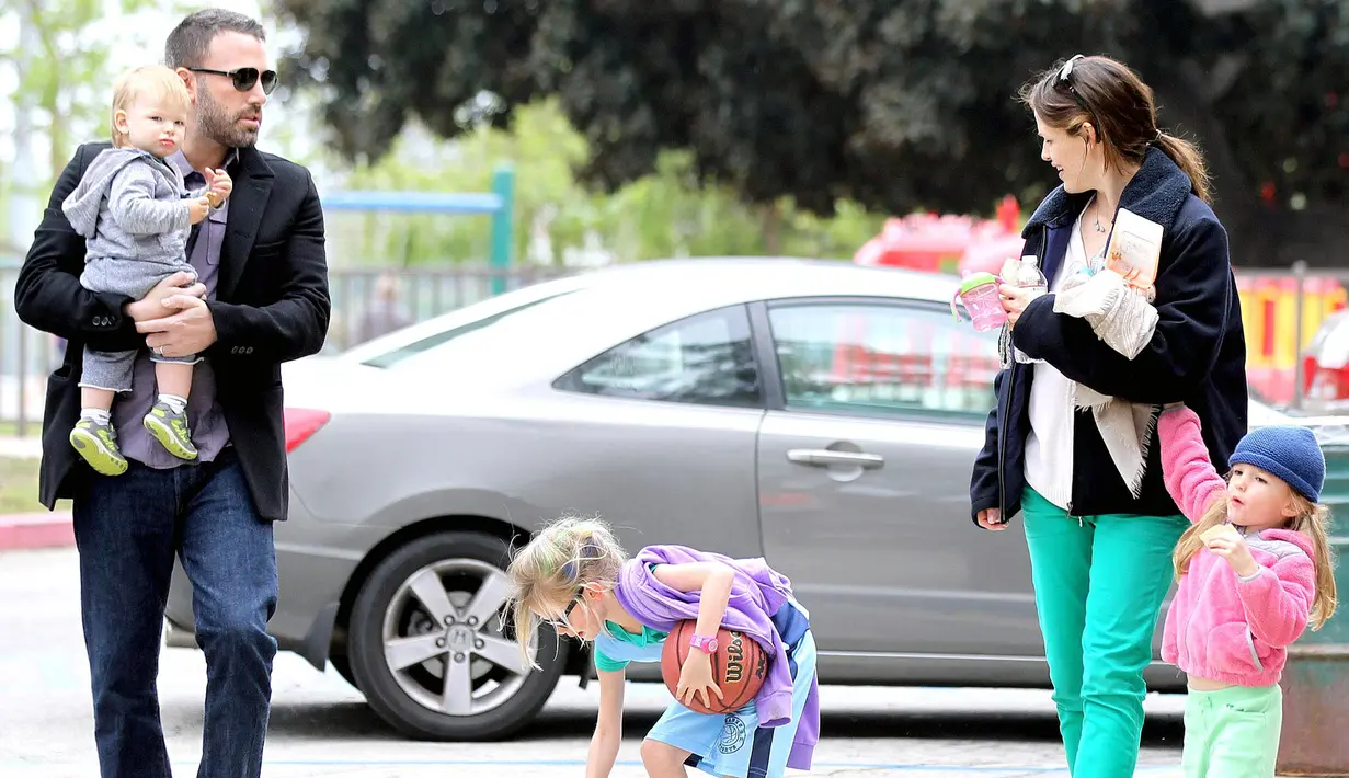 "Jen dan anak-anak pergi ke Hawaii untuk mengunjungi Ben," ujar seorang sumber. (Pinterest)