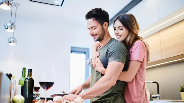 Mengurangi Beban Kesibukannya dengan Membantu Tanpa Menunggu Diminta