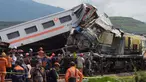 Tim SAR bekerja di lokasi kecelakaan kereta api di Cicalengka, Kabupaten Bandung, Provinsi Jawa Barat, Jumat (5/1/2024). Tim Rescue Basarnas Bandung tengah melaksanakan evakuasi terhadap korban kecelakaan Kereta Api Indonesia (KAI) yang melibatkan KA Turangga relasi Surabaya Gubeng-Bandung dan Commuterline Bandung Raya di km 181+700. (TIMUR MATAHARI/AFP)