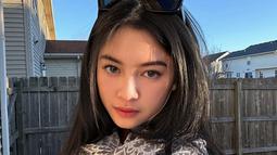 Unggah foto di Instagram, Yoriko Angeline bikin pangling. Disebut berbeda dari biasanya, ada netizen yang menyebut bintang film Dilan 1990 seperti Mahalini. Ada 800 komentar yang dibubuhkan netizen dan rata-rata menyebut jika wajah sahabat Vanesha Prescilla ini berbeda. Pengambilan angle foto, syal yang digunakan, dan rambut yang digerai tentunya memengaruhi hasil foto Yoriko Angeline ini. (Liputan6.com/IG/@yorikooangln_)