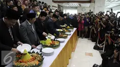 Ketua DPR, Ade Komarudin (tengah) bersama empat wakil Ketua DPR memotong tumpeng seusai menjalani Sidang Paripurna di Kompleks Senayan, Jakarta, Senin (29/8). Pemotongan tumpeng tersebut dalam rangka Hut ke-71 DPR. (Liputan6.com/Johan Tallo)