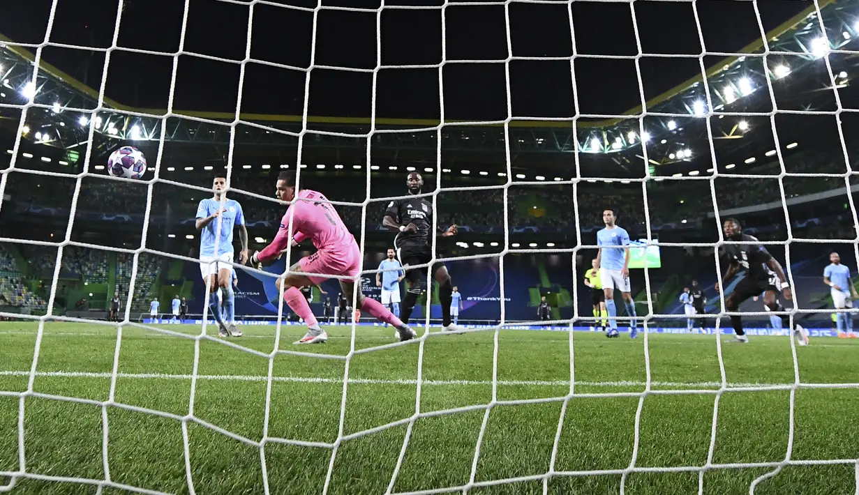 Pemain Lyon Moussa Dembele mencetak gol ke gawang Manchester City pada perempat final Liga Champions di Stadion Jose Alvalade, Lisbon, Portugal, Sabtu (15/8/2020). Lyon mengalahkan Manchester City 3-1. (Franck Fife/Pool Photo via AP)