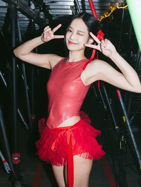 <p>Jennie dipuji berkat penampilannya panggung dan busananya yang totalitas. Kali ini ia menggunakan jinx tank top kulit merah dari Miaou seharga $295 atau setara RP 4,6 juta.[Instagram/jennierubyjane]</p>