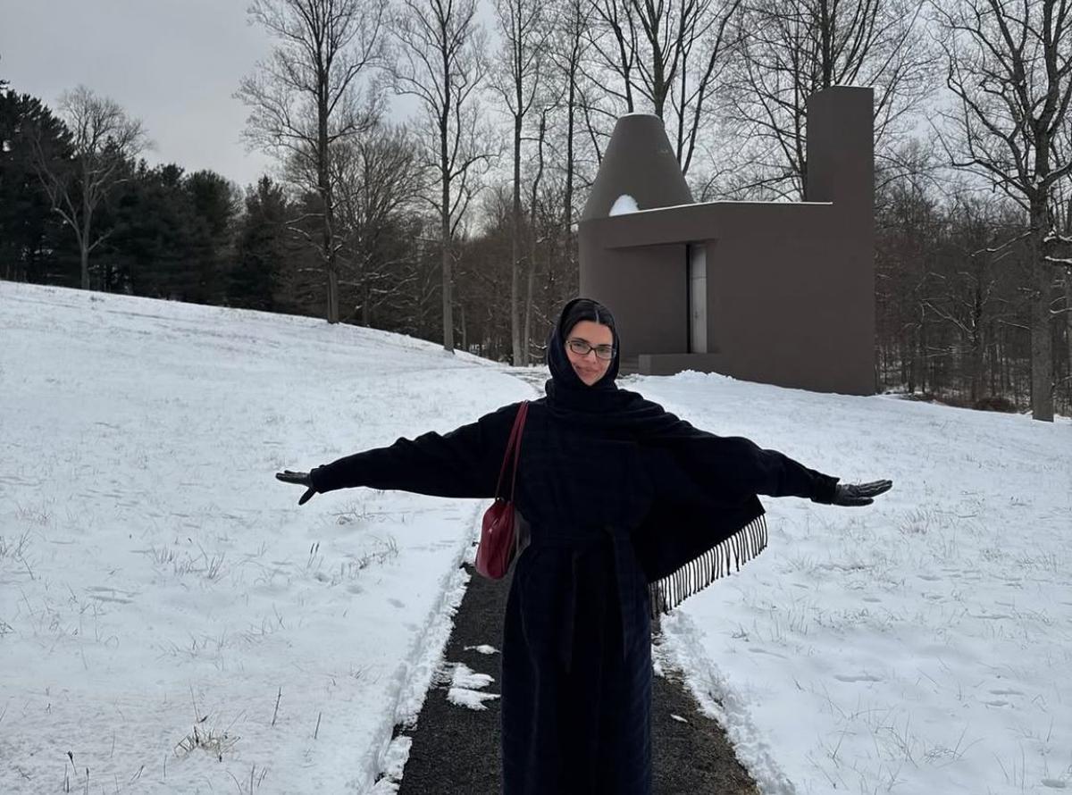Kendall Jenner Tampil Modis di Tengah Salju, Ini Gaya Winter Look-nya