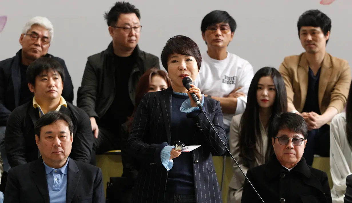 Penyanyi Choi Jin-hee memberi keterangan sebelum berangkat menuju Pyongyang, di Bandara Internasional Gimpo, Seoul, Sabtu (31/3). Sebanyak 120 anggota rombongan penyanyi dan musisi K-pop terbang dengan pesawat sipil yang disewa khusus. (AP/Ahn Youg-joon)