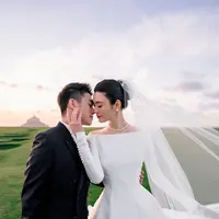 Glamor dalam balutan gaun Dior Haute Couture, Ming Xi tampil menghipnotis di hari pernikahan. (Foto: Instagram/ Ming Xi)