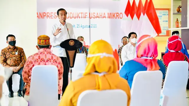 Presiden Joko Widodo memberikan Banpres Produktif Usaha Mikro kepada para pelaku usaha mikro dan kecil di Provinsi Aceh