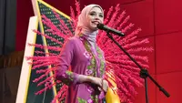 Tak hanya membanggakan dari segi prestasi, Isabel juga tampil memukau lewat balutan kebaya dan wastra tradisional yang ia kenakan di berbagai kesempatan selama kompetisi. [@isabel.azhari].