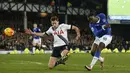 Pemain Everton, Romelu Lukaku (kanan) melepaskan tembakan saat dihalau pemain Tottenham pada lanjutan Liga Premier Inggris di Stadion Goodison Park, Liverpool, Senin(4/1/2016) dini hari WIB. (Reuters/Andrew Yates)  