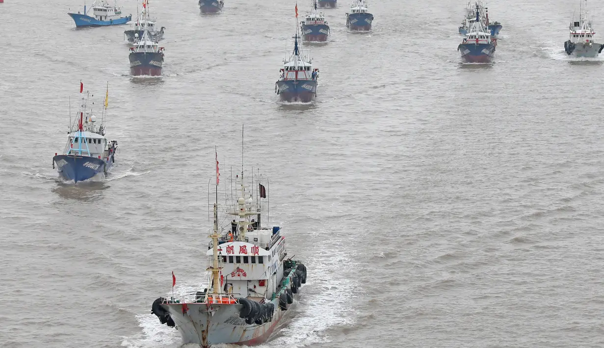 Kapal-kapal penangkap ikan berangkat dari Pelabuhan Shenjiamen di Zhoushan, Provinsi Zhejiang, China timur, pada 16 September 2020. Ini menandai berakhirnya larangan penangkapan ikan pada musim panas selama empat setengah bulan di Laut China Timur. (Xinhua/Chen Yongjian)