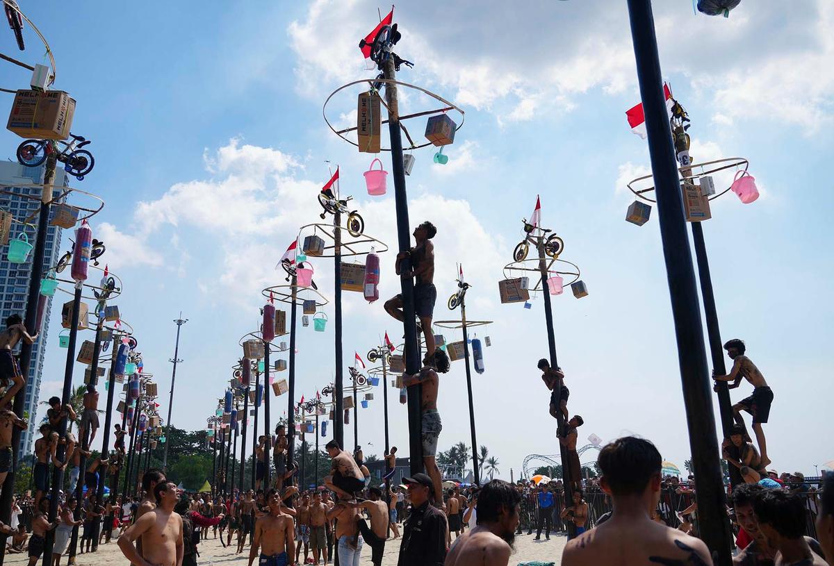 FOTO: Serunya Panjat Pinang di Ancol, 400 Peserta Rebut Hadiah Kemerdekaan