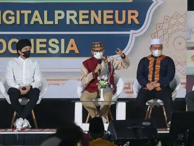 Menteri Parekraf Sandiaga Uno (kedua kiri) pada acara Silaturahmi dan Apresiasi Santri Digitalpreneur di Pondok Pesantren Darunnajah, Jakarta, Sabtu (4/12/2021). Sandiaga para santri Indonesia mampu memenangkan persaingan global dengan menghasilkan karya terbaik. (Liputan6.com/Fery Pradolo)