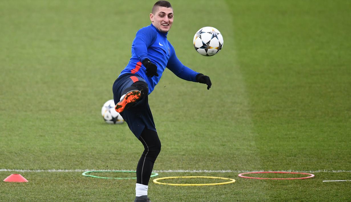 Aksi pemain PSG, Marco Verratti menendang bola saat latihan jelang leg kedua Liga Champions melawan Real Madrid di Ooredoo training center, Saint-Germain-en-Laye,Paris, (5/3/2018). Leg pertama PSG kalah 1-3. (AFP/Franck Fife)