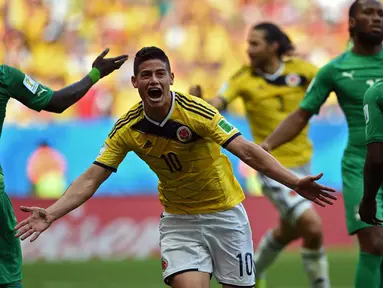 Selebrasi gelandang Kolombia, James Rodriguez, usai melesakkan bola ke gawang Pantai Gading  di laga penyisihan Piala Dunia 2014 Grup C di Stadion National Mane Garrincha, Brasil, (19/6/2014). (AFP PHOTO/Eitan Abramovich)