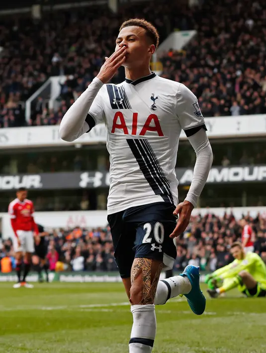 Gelandang Tottenham, Dele Alli melakukan selebrasi usai mencetak gol kegawang MU pada lanjutan liga Inggris di stadion White Hart Lane, London, (10/4). Tottenham menang telak atas MU dengan skor 3-0. (Reuters/John Sibley)