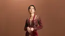 Raline Shah bak perempuan Jawa saat kenakan kebaya kutubaru panjang velvet dan kain Batik prada [@ralineshah]